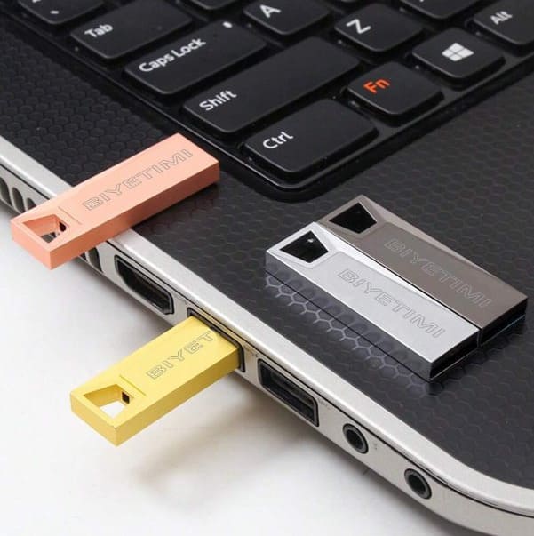 Photo of USB memories and gadgets.